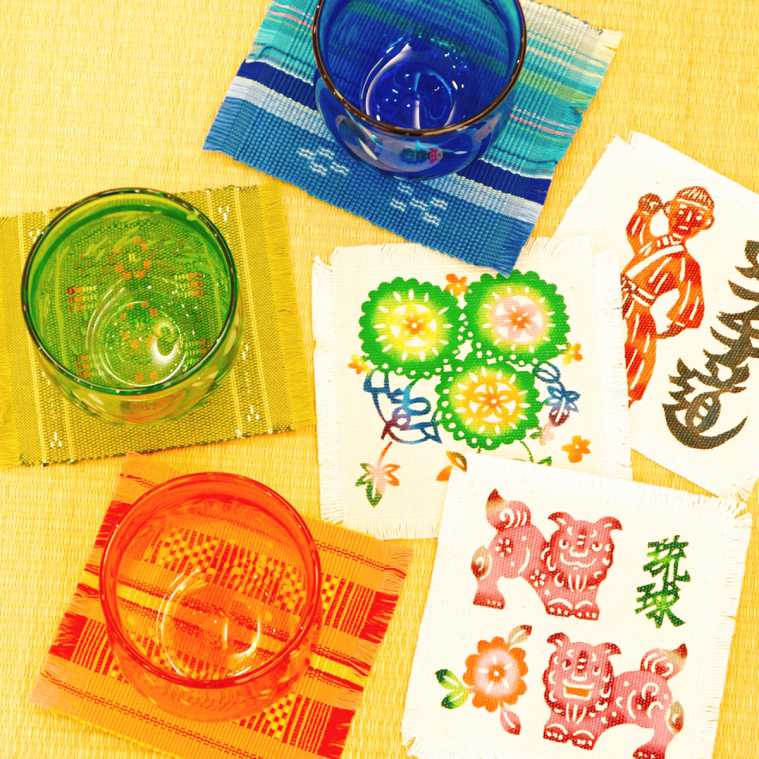 琉球ガラス 各1944円〜、琉球織物コースター 各778円〜、びんがたコースター 各972円