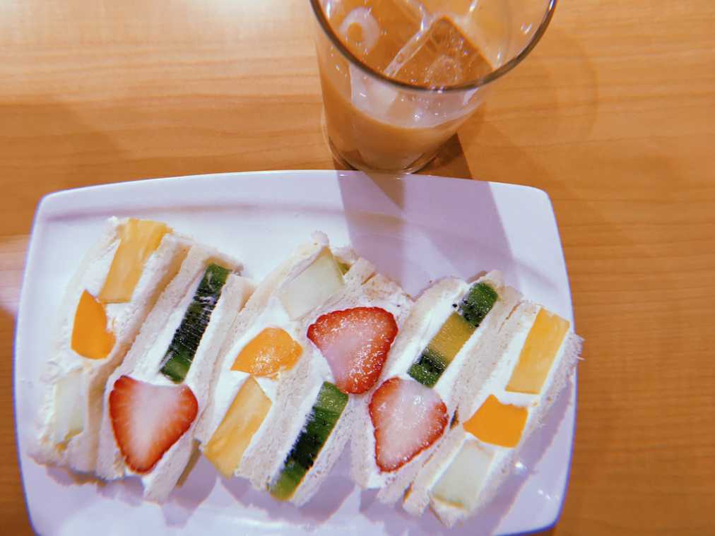 スペシャルフルーツサンドとミックスジュースのセット　1080円