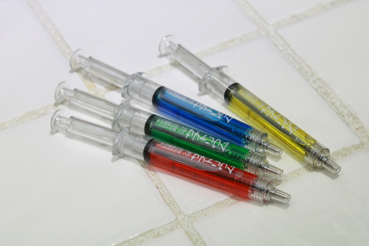 注射器型ボールペン。1本300円