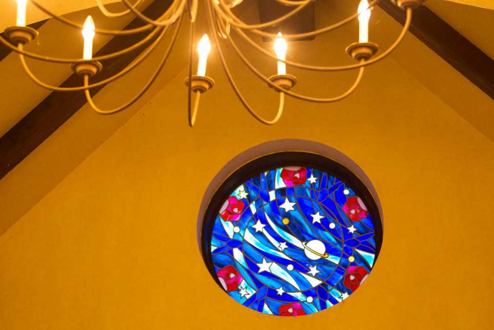 教会のステンドグラスには物語に登場するあのキャラクターも