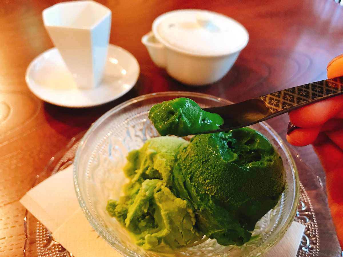 つばめあいす二色盛り 500円（抹茶 極・玉露はプラス50円）※（左から）抹茶 一段、抹茶 極