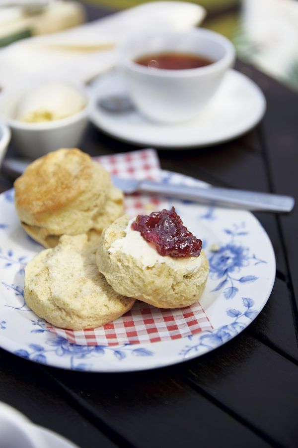 「リンデス・ハウ・カントリーハウス・ホテル」のクリームティー（スコーン1個、クロテッドクリーム、ジャム、 紅茶のセット）1601円　※各日限定600食