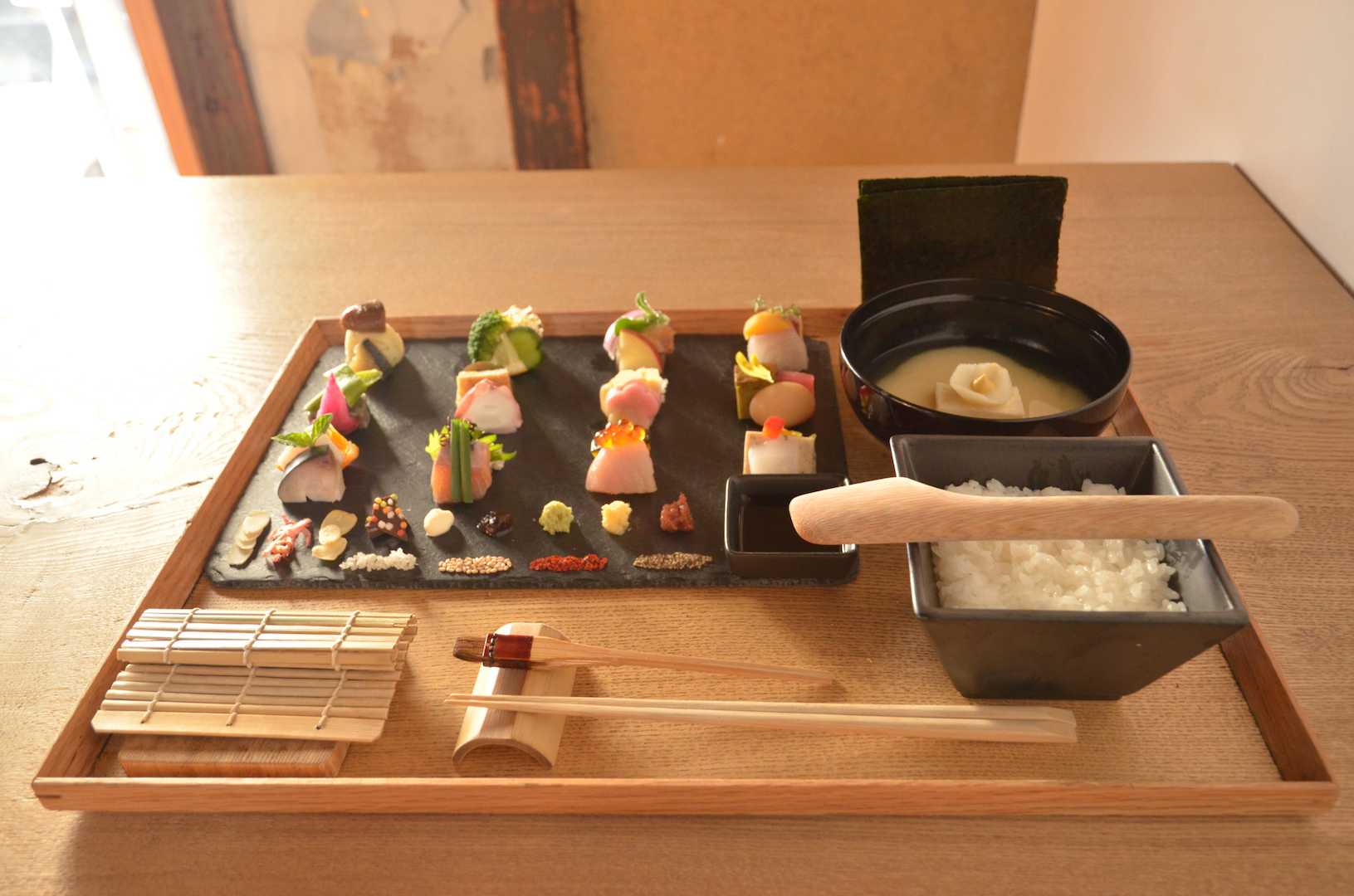 名物の手織り寿し2340円／目にも美しいAWOMBの寿司皿。そこに並ぶのはブロッコリーや栗、　鰆の西京焼きなど、およそ寿司ネタとして見たことのないものばかり。