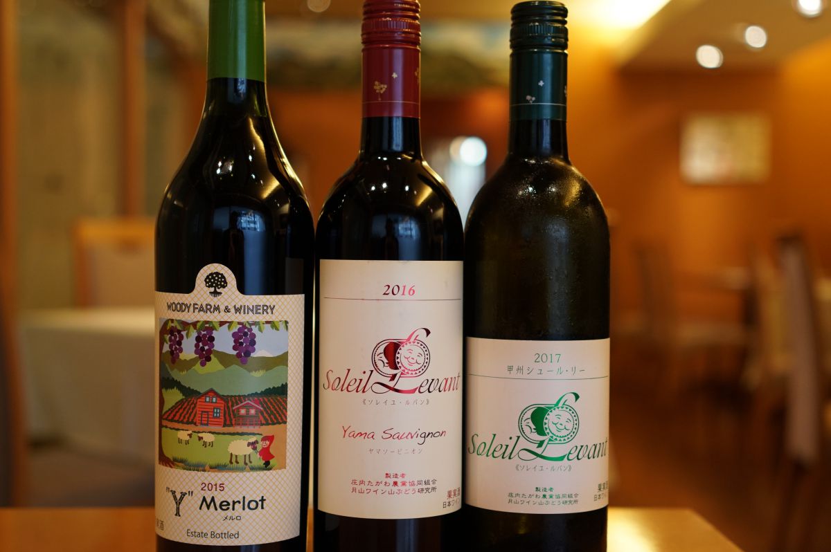 左から「WOODY FARM & WINERY」の「Y Merlot」、「月山ワイン山ぶどう研究所」の「ソレイユ・ルバンヤマソービニオン」、「ソレイユ・ルバン 甲州シュール・リー」