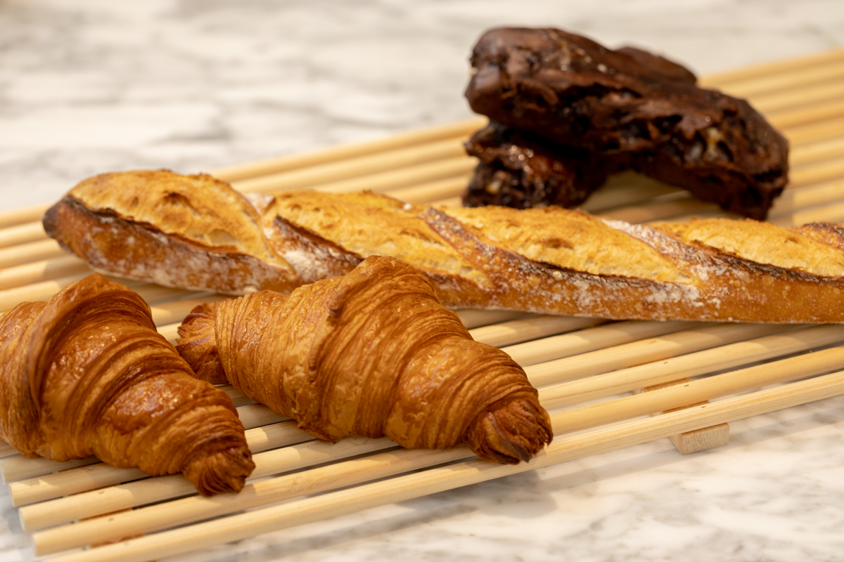 手前からクロワッサン320円、バケット300円、トラディション ショコラ350円（すべて税込）