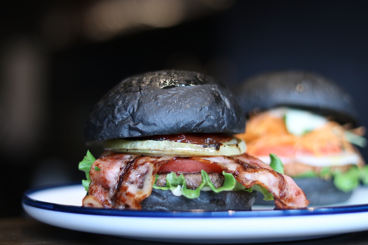 ハンバーガーページです 真っ黒バンズがインパクト大！京都・嵐山の新名物はこのバーガー