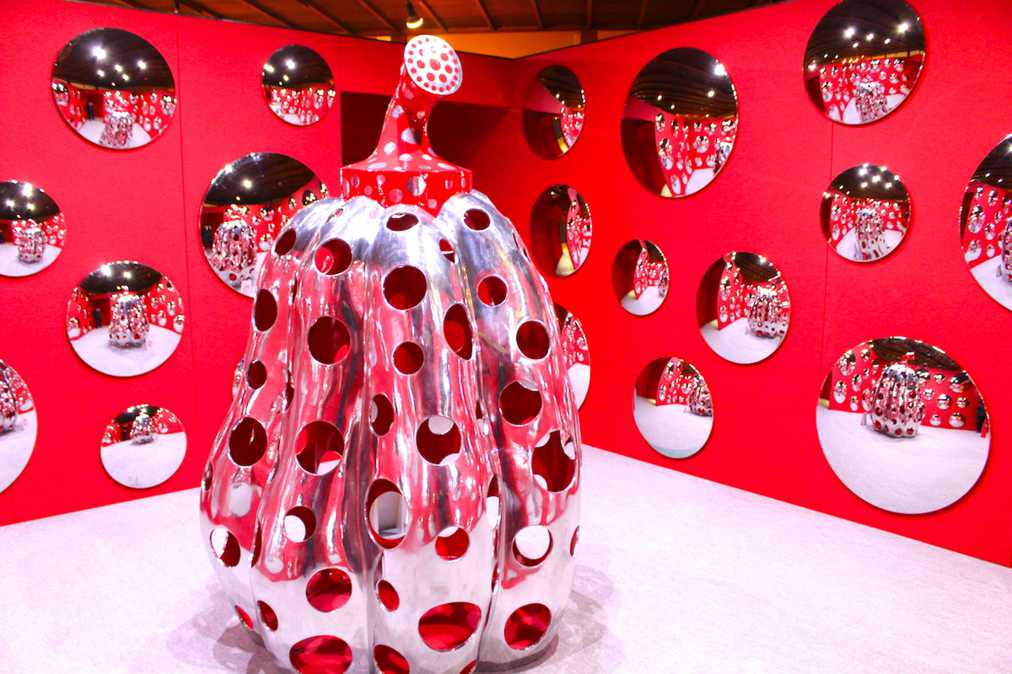 第5展示室 南瓜の間「宇宙にとどけ、水玉かぼちゃ」2009年