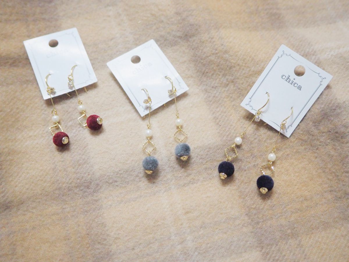 フロッキーボールさがりピアス 各324円