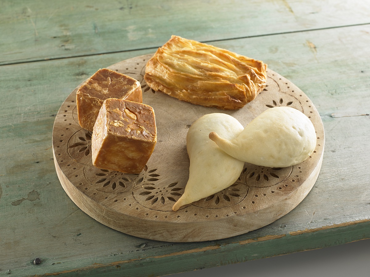 デュヌ・ラルテ　(左)「レンコ」290円、(奥)「ムツコロ」250円、(右前)「Matcha」238円　