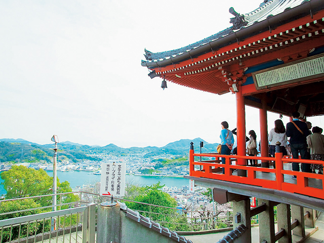 漆塗りの本堂「赤堂」