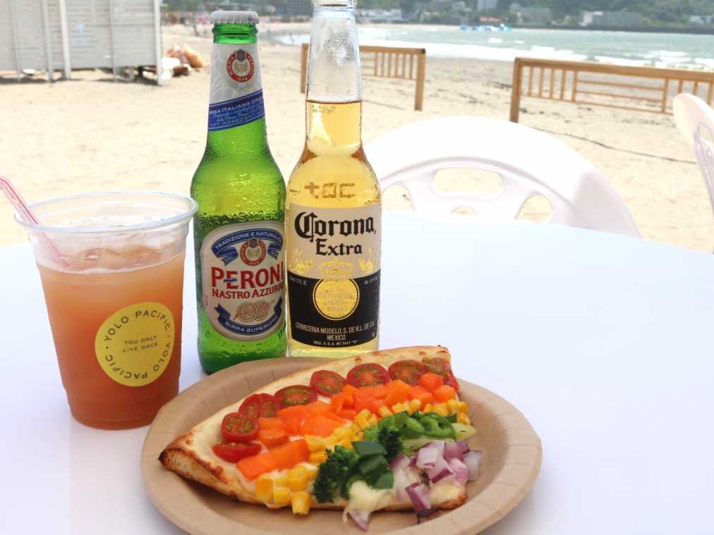 夏の海とカラフルなレインボーピザはインスタ映えバツグン‼