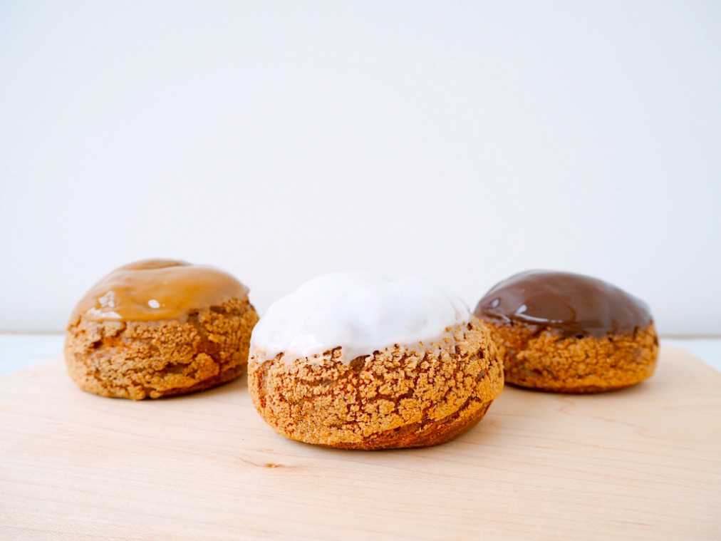 シュー（左からカフェ、ヴァニーユ、ショコラ）各380円