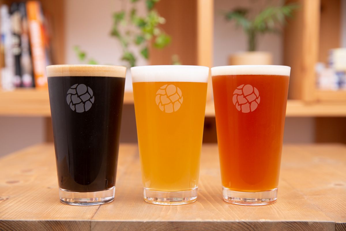 右から ならまちエール、白－HAKU－、玄－KURO－　各Mサイズ960円