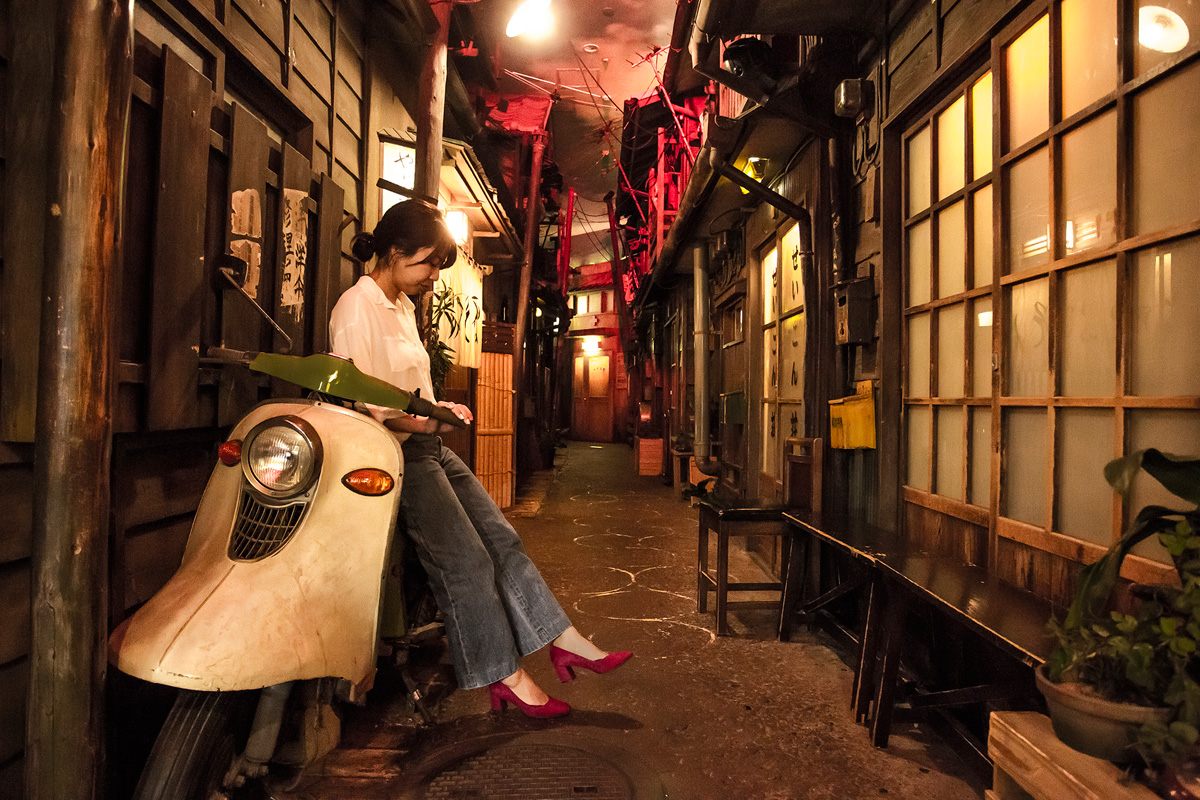 道に佇む古いスクーターのそばで撮ってみたら、映画のワンカットみたいな一枚に