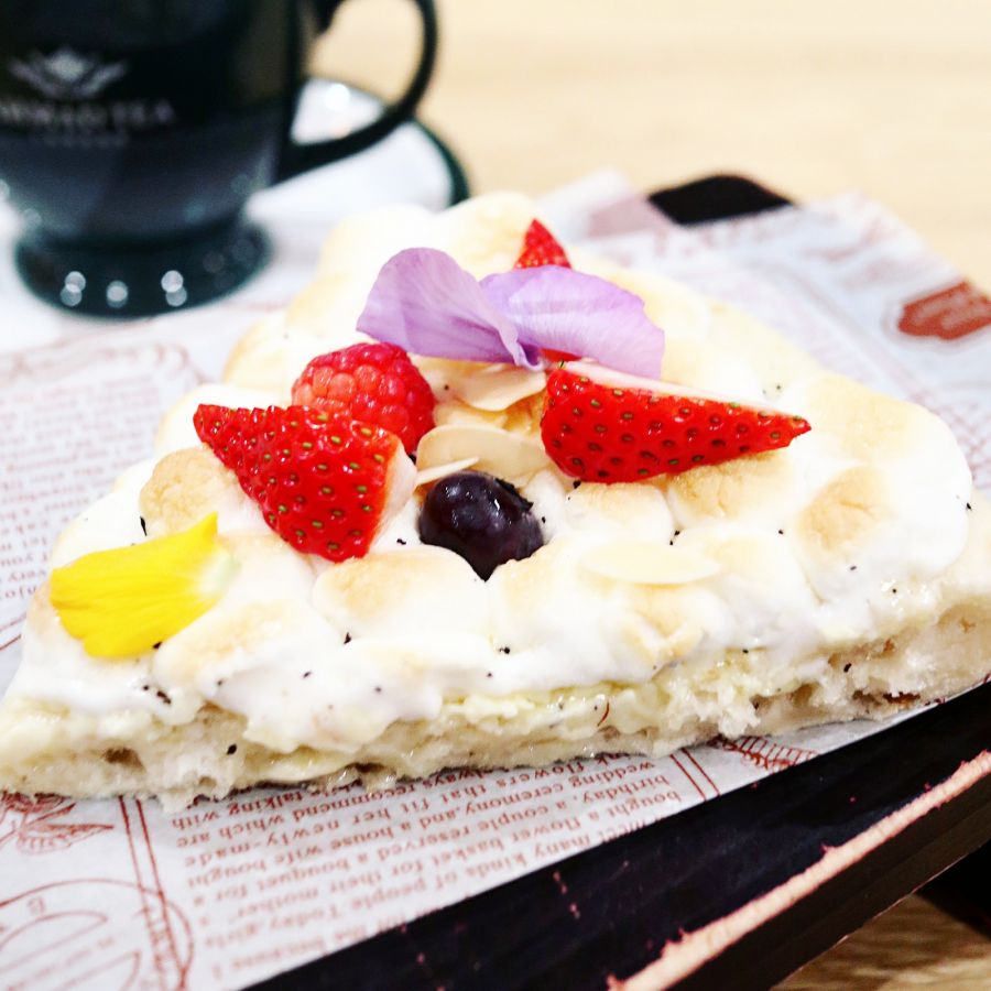 「ホワイトチョコレートミルクティーピザ スライス550円/ホール2500円(税込)」 提供期間 2019年1月15日〜3月14日