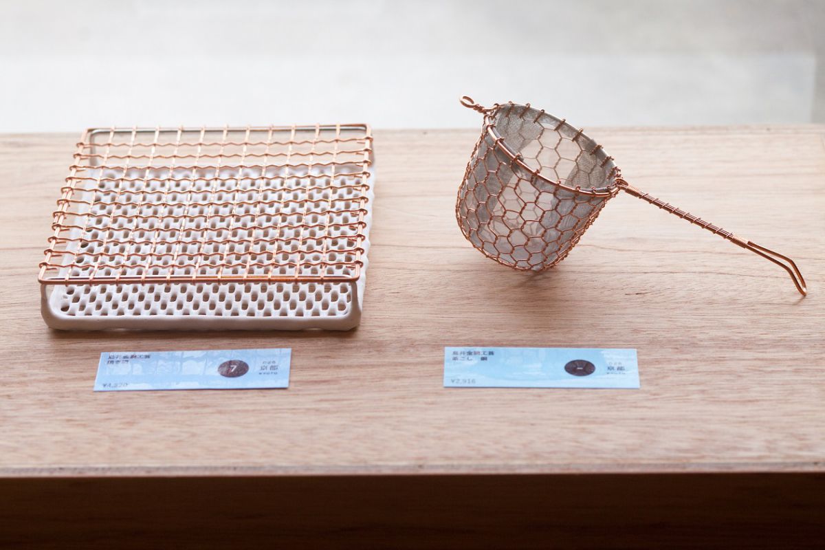 左から鳥井金網工芸の焼き網4320円、茶こし（銅）2916円