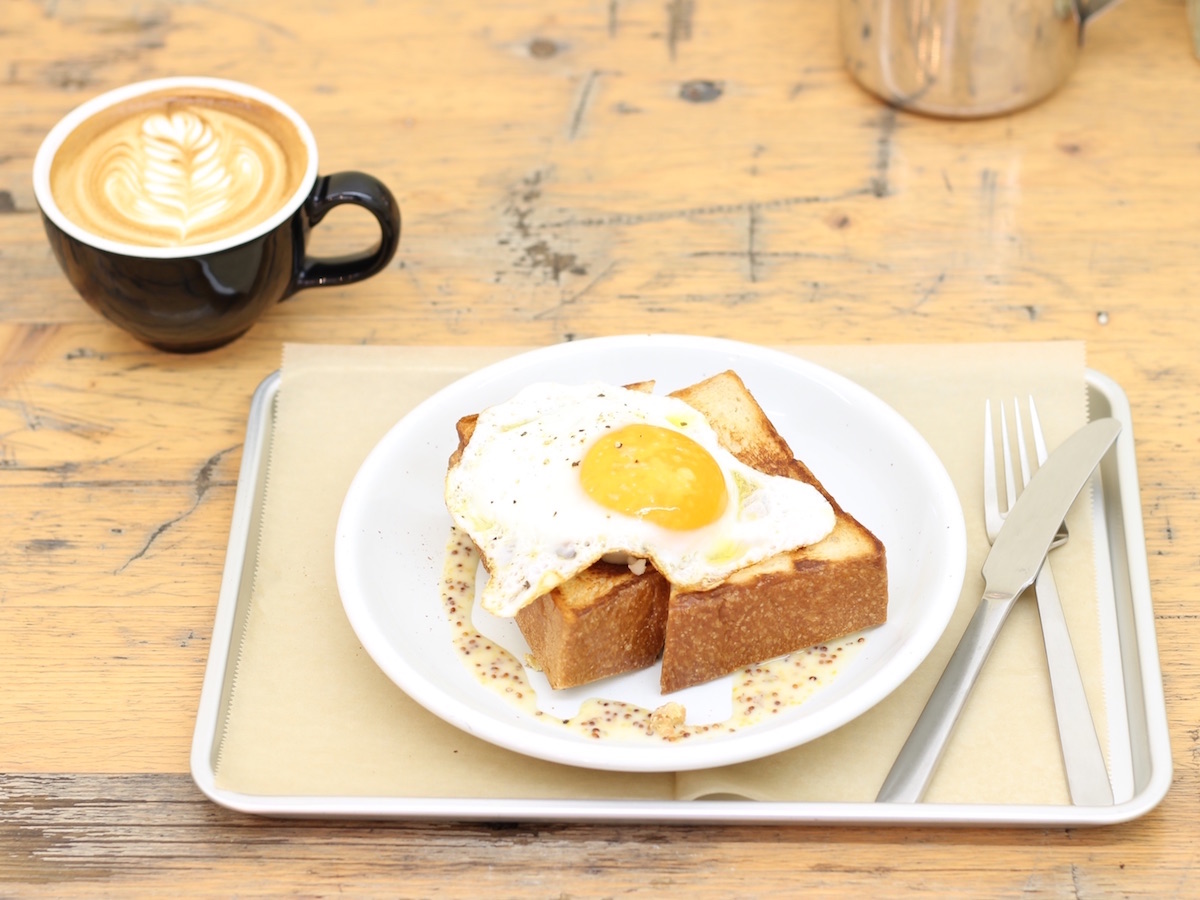 3cmの厚切りトーストにとろ〜り目玉焼きがオン！京都旅の朝食はここで決まり