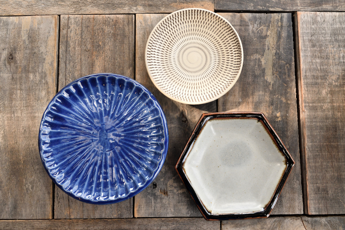 左から時計回りに6寸皿3024円、4.5寸皿1080円、六角皿2592円