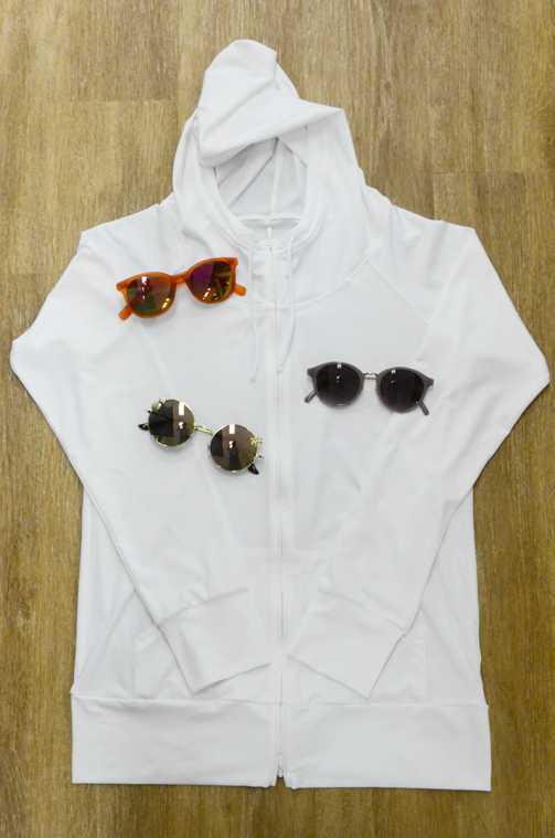 MagicIcy ラッシュパーカー　7452円、サングラス各1080円