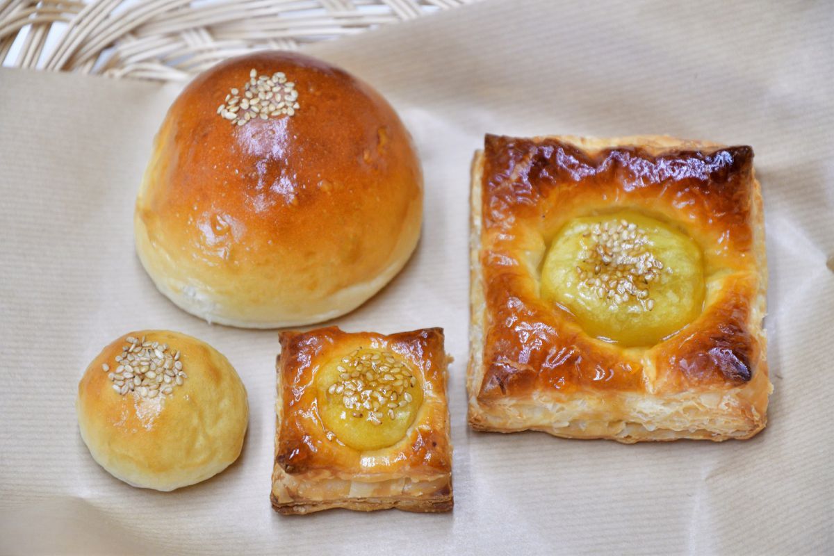 丸いのが粒あんパン、四角いのがマロンパイ