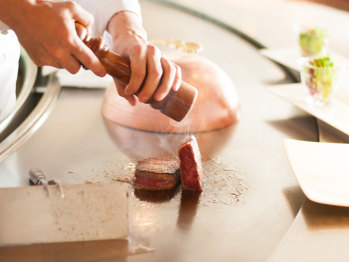 極上の景色＆絶品鉄板焼。贅沢気分を味わう冬の記念日デート