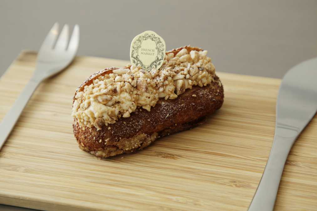 「エクレール ノワゼット バナーヌ」420円（イートインはワンドリンク制）