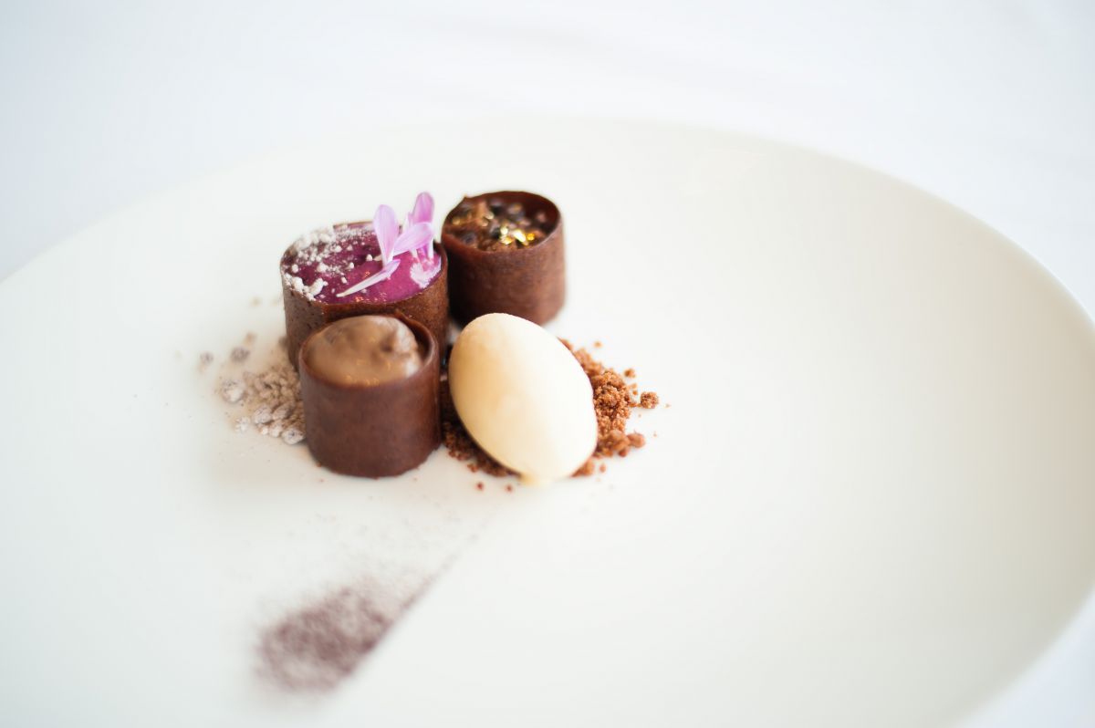 デザート：カミーノベルデ70% ショコラのクリームとソースカシス グラスカフェ