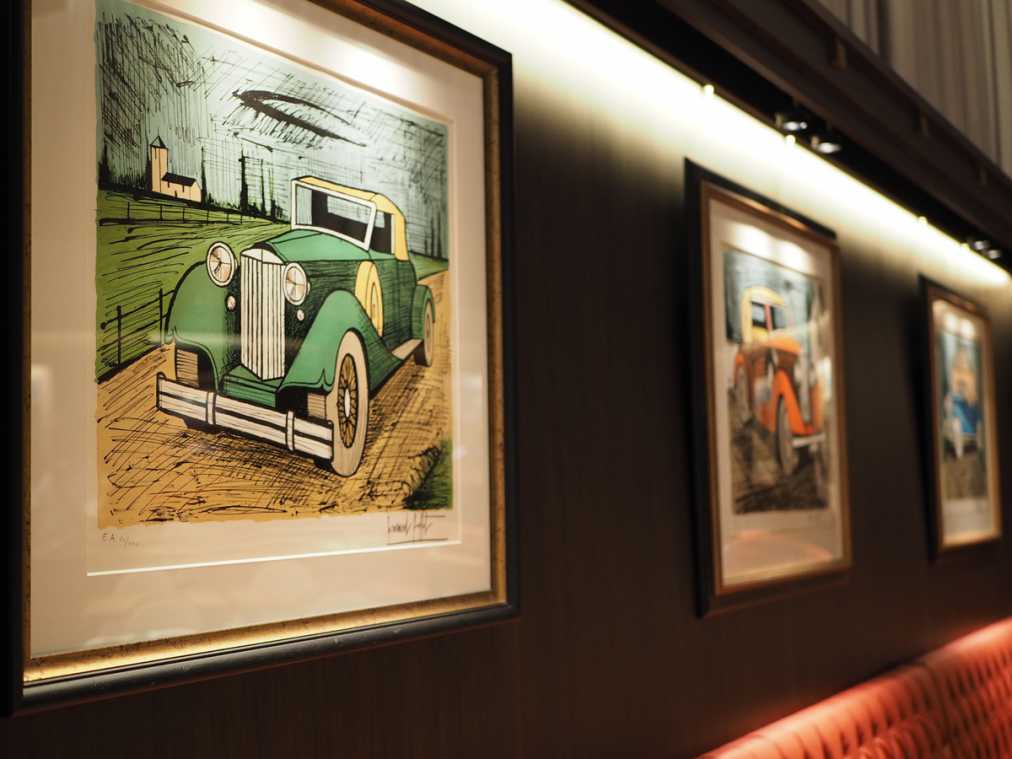 フランスの画家、ベルナール・ビュフェが描いたクラシックカーのリトグラフが並ぶ