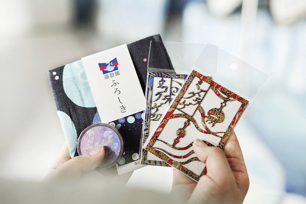 マスキングテープ 324円、ふろしき 972円、和柄ピアス（タコクラゲ・ミズクラゲ） 各972円