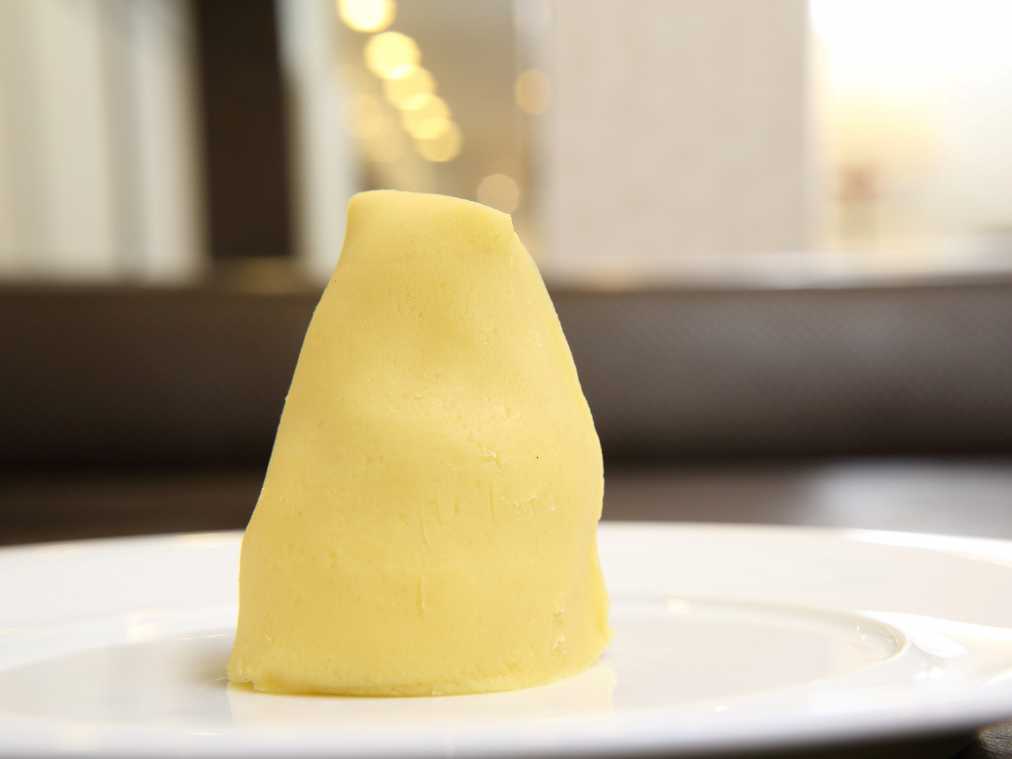 ぽてっと黄色い物体の正体は!?ファン多数の名店の“あのスイーツ”
