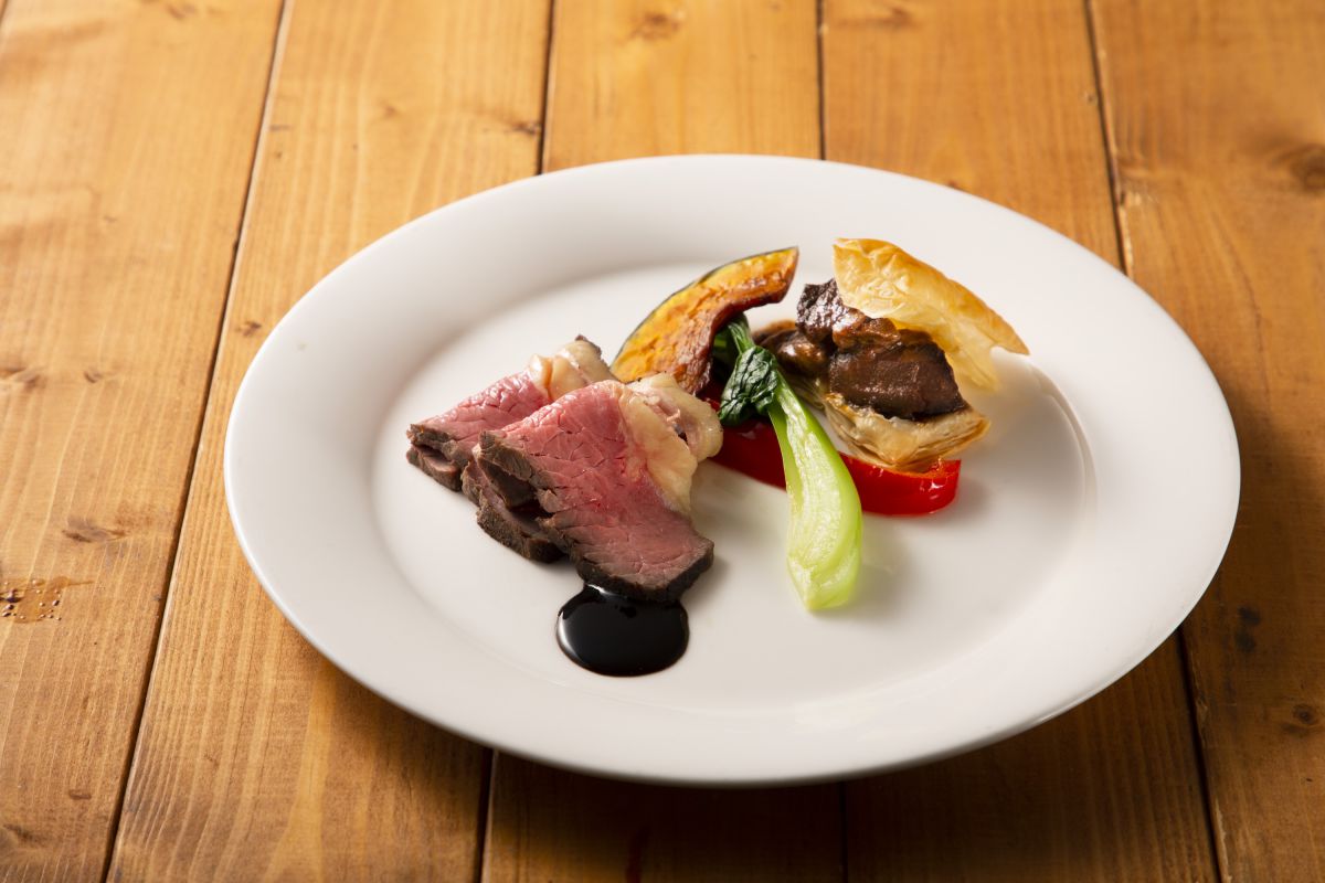 ローストビーフと牛肉の煮込み パイ添え