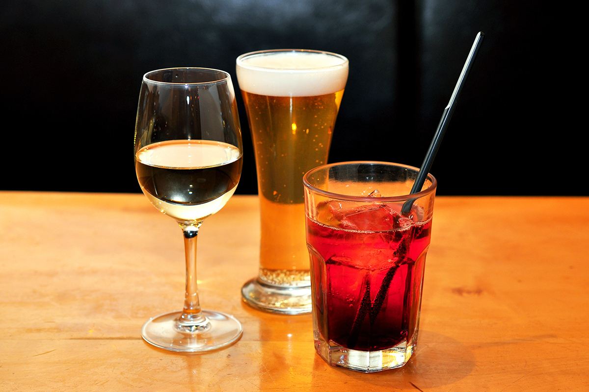 （左より）樽生白ワイン、シャンディガフ、カシスソーダ