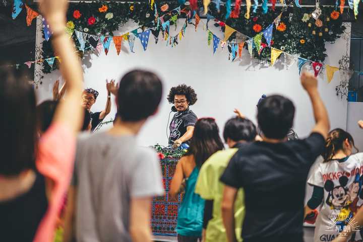 「早朝フェス(R)」の仕掛け人は、泡パ(R)やマグロハウス、SAKURA CHILL BARなど、次々と新しい体験を造り出したクリエイター「アフロマンス」。