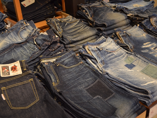 藍照のオリジナルブランド「暁ジーンズ」