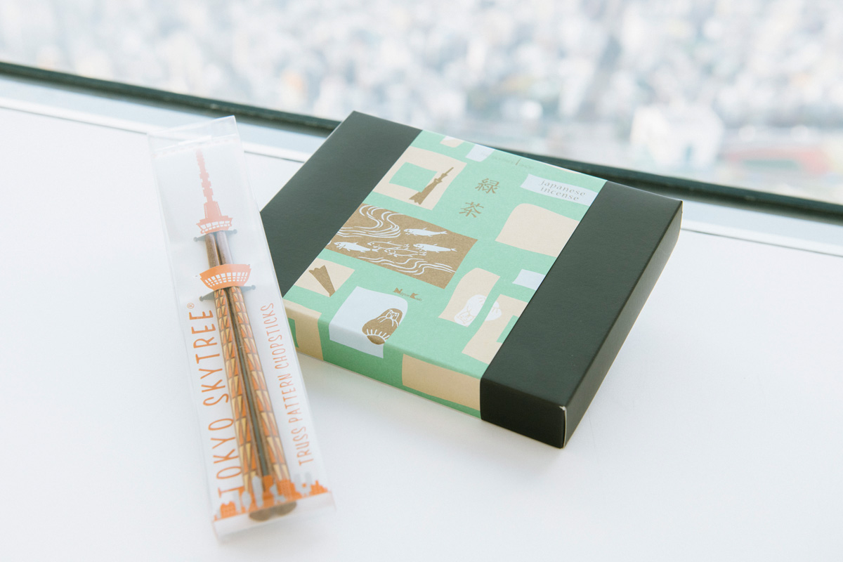 左：トラス柄三角箸1188円　右：お香 緑茶ギフトセット1234円