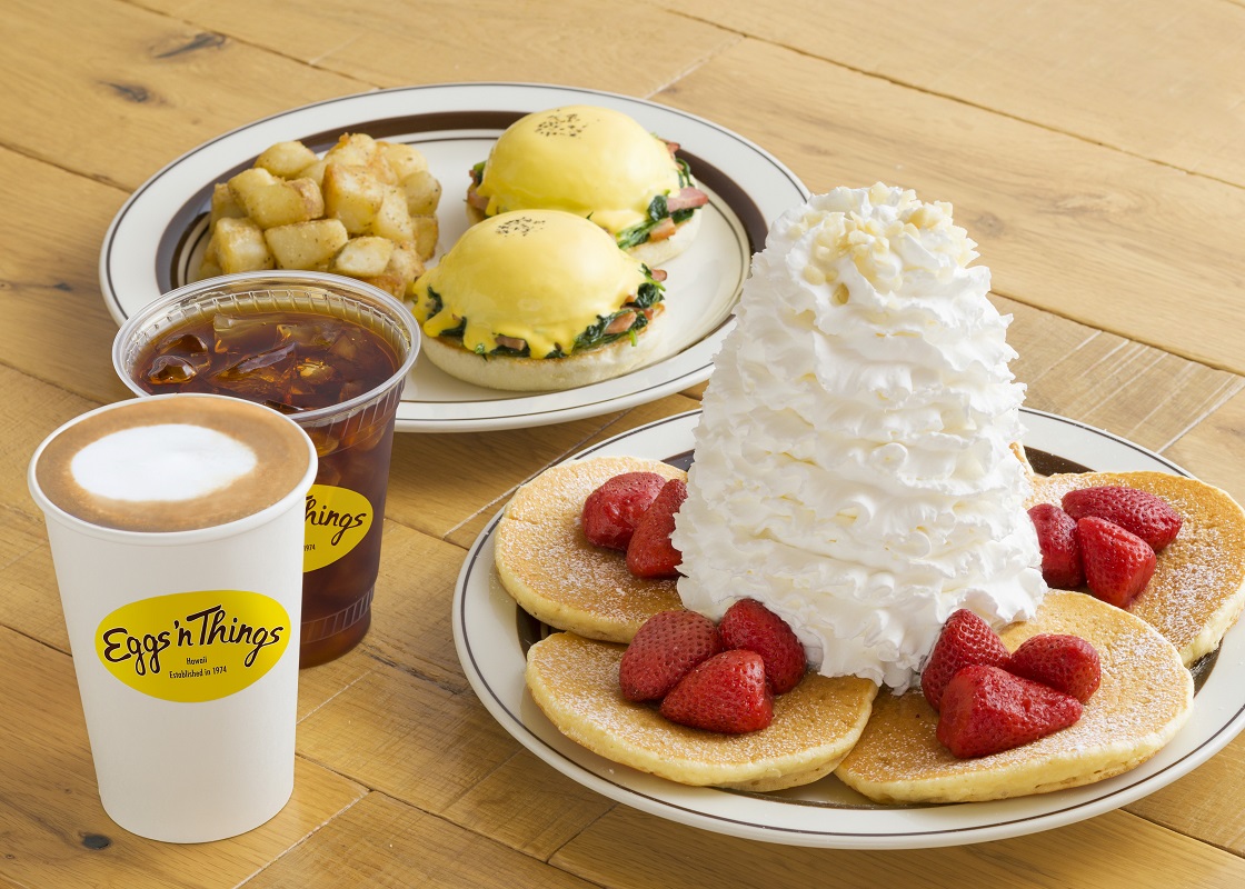 「ストロベリー、ホイップクリームとマカダミアナッツ」1180円、「エッグベネディクト　ホウレン草とベーコン1280円」ほか