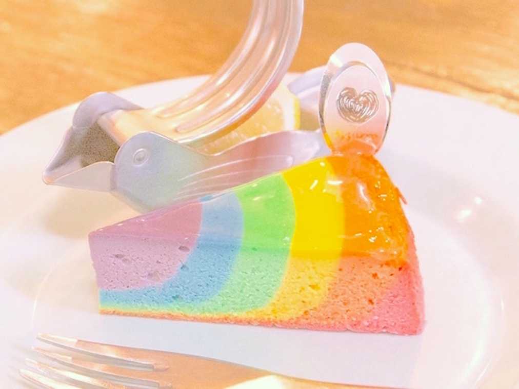 開けてびっくり！A WORKSの鮮やかレインボーチーズケーキを手みやげに