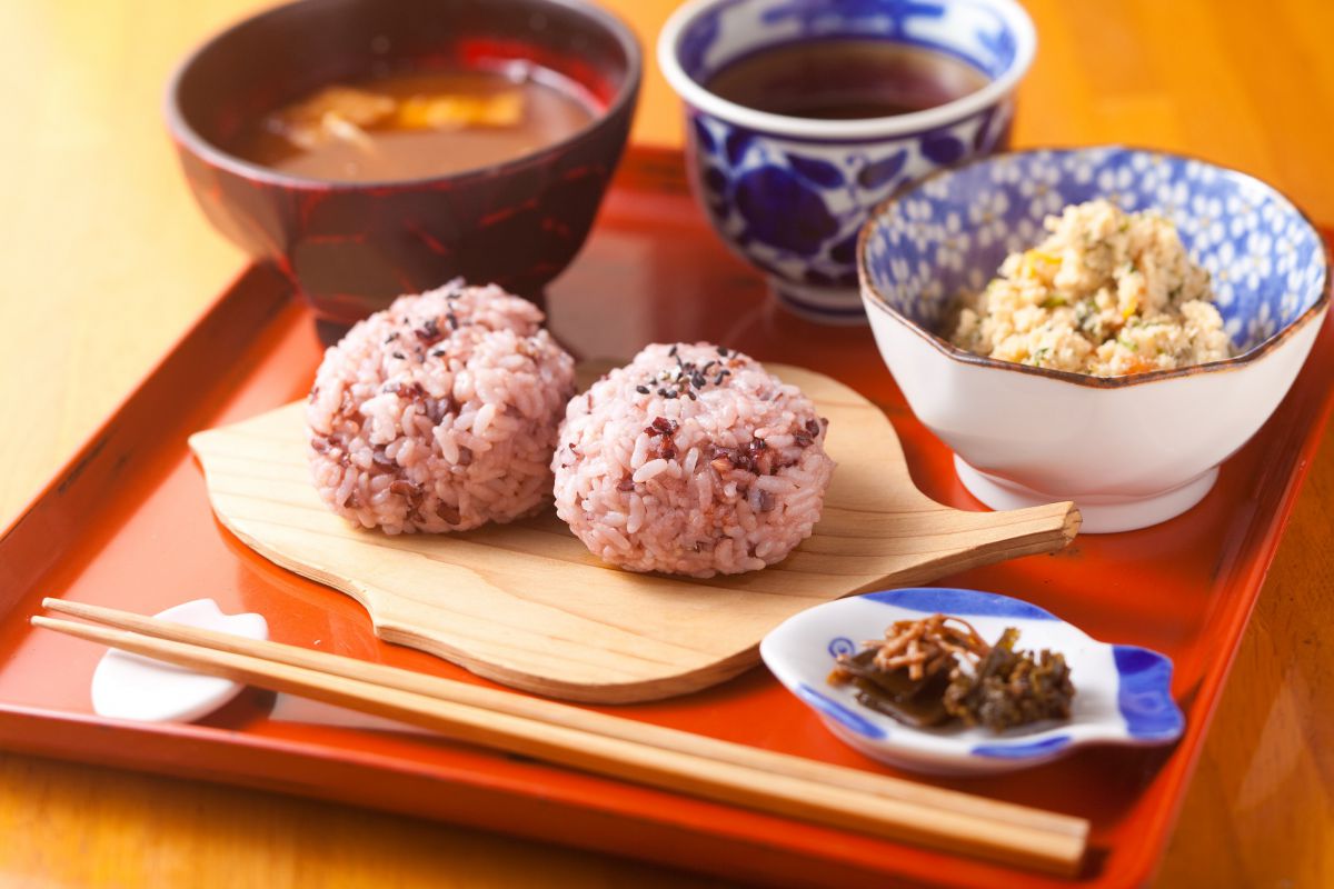 おから付き 五穀米のおにぎり定食　650円