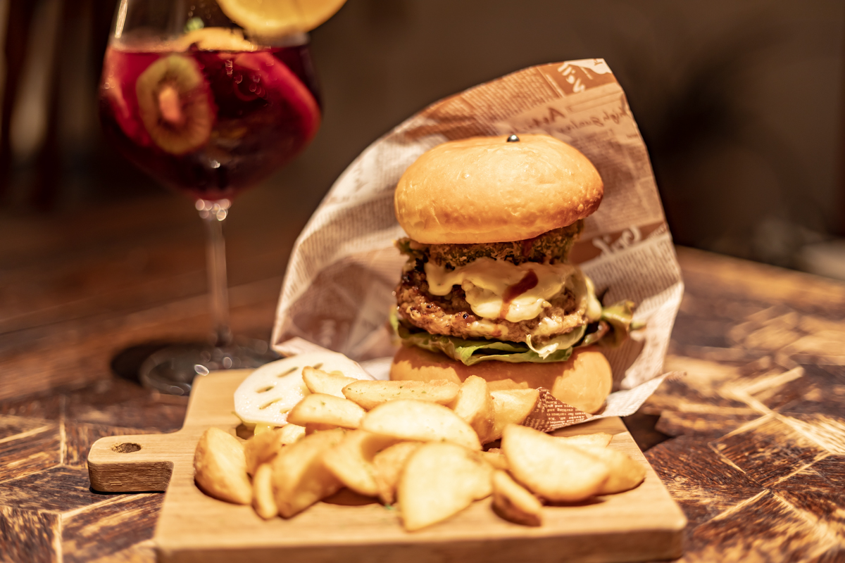 マールバーガー（フライドポテト・ピクルス付）　1500円