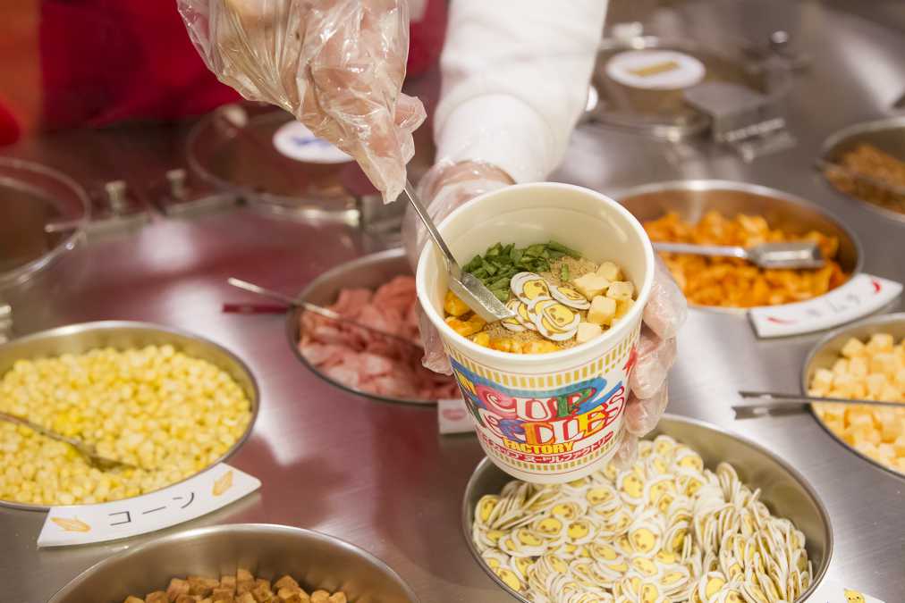 “マイカップヌードルファクトリー”オリジナルカップヌードル作り
