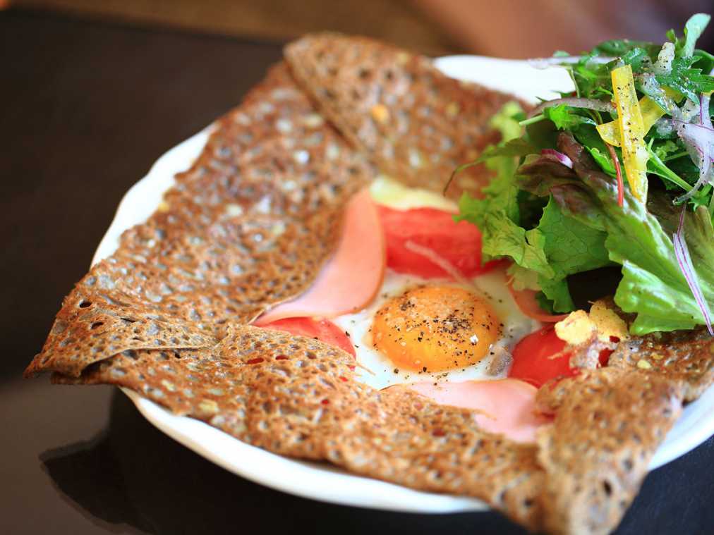女子力アップも叶う！本格ガレットでランチ＆こだわりのコスメ選び