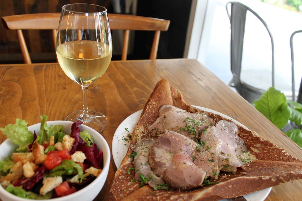 そば粉のガレット（ランチサラダ付）1260円、グラスワイン500円～