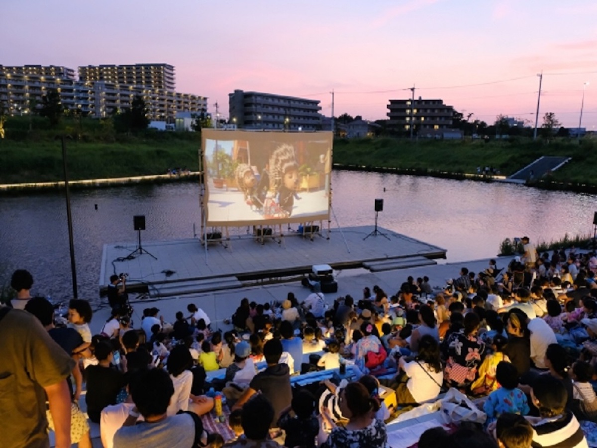 コスモス満開！岡山・笠岡市の道の駅で一夜限りの野外映画館を開催
