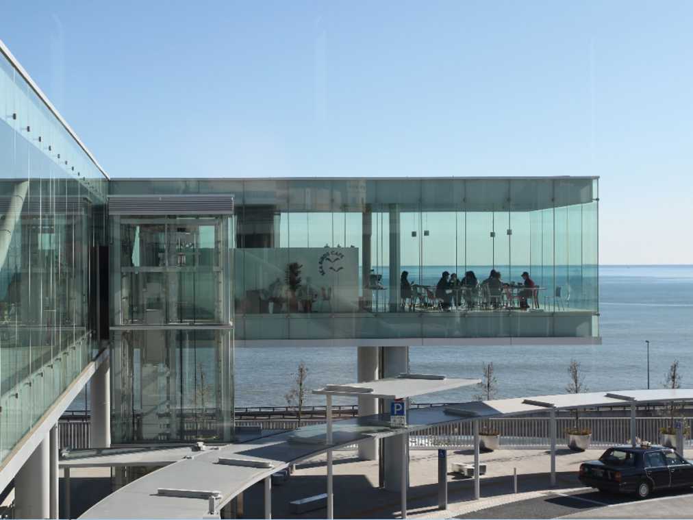 まるで海に浮いてるみたい！全面ガラス張りのシーバーズカフェが気になる