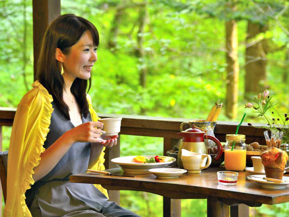 「キャボットコーヴ」で軽井沢の澄んだ空気に包まれて外モーニング！まるで森の中にいるみたい