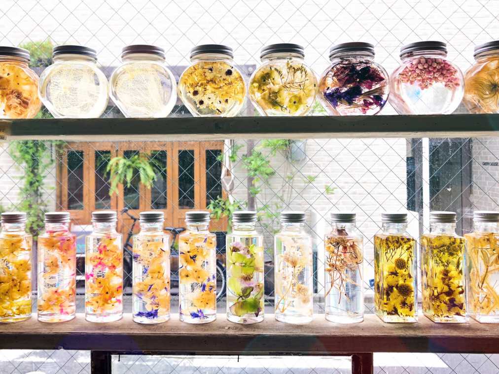 キラキラの小瓶にキュートなお花を詰め込んで。自分だけのボトルフラワー作り！