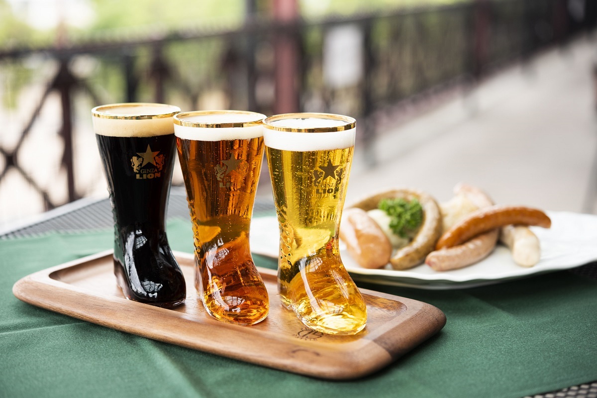 横浜赤レンガ倉庫2号館にある「BEER NEXT」で提供される数量限定の「ドイツ国旗のミニブーツ飲み比べセット（ヱビス生ビール、琥珀ヱビス、ヱビスプレミアムブラック）」1600円