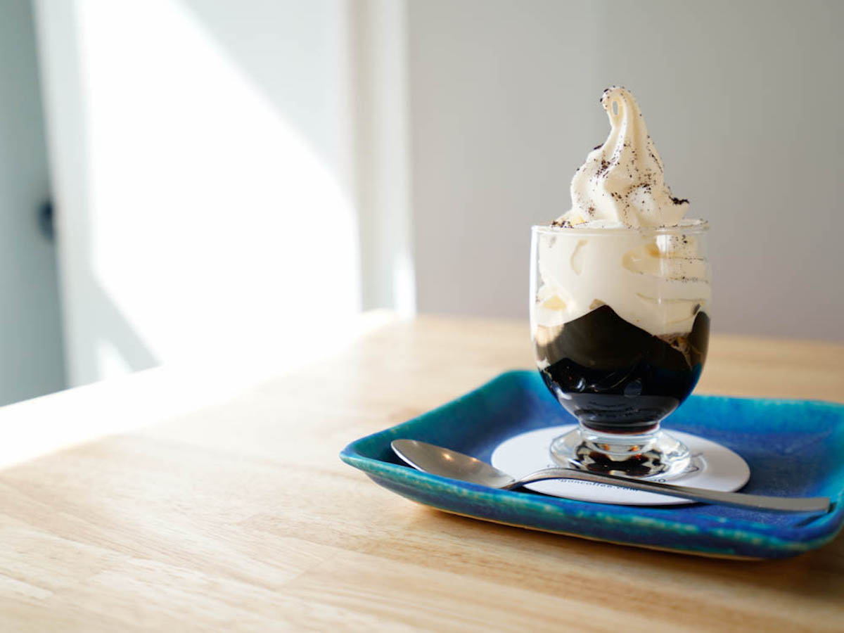 青い器に白と黒が映える！コーヒー店のこだわり「珈琲サンデー」