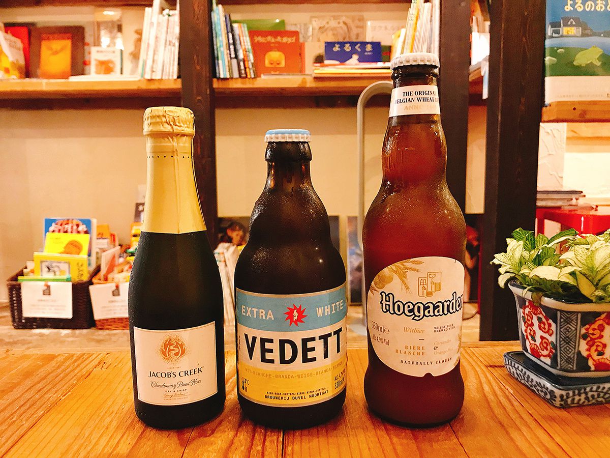 （写真左から）スパークリングワイン ベビーボトル 800円、ベルギービールのヴェデット 700円、ヒューガルデン 800円