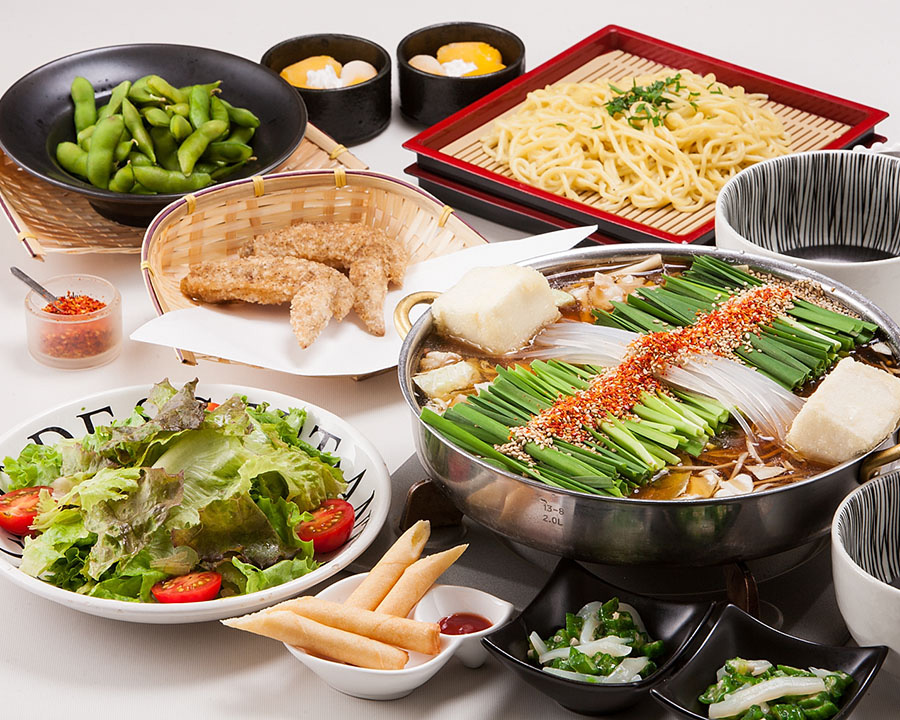 ヘルシーもつ鍋コース3000円。手羽唐やマンゴーシャーベットまで付く